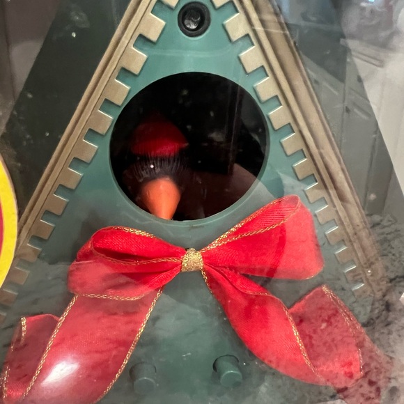Animated cardinal gemmy Birdhouse Singing Holiday Decoration - Green and Red - Picture 3 of 6